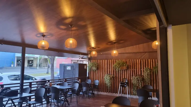 Teto vinílico cedro em restaurante