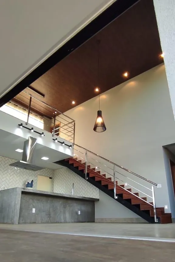 Forro de PVC imbuia em obra de construtora